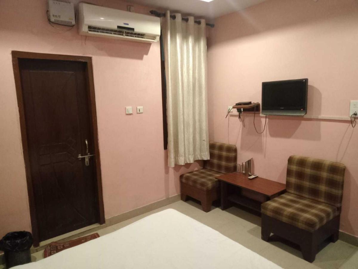 Oyo Flagship 81055 Hotel Barsana Phaphamau Bagian luar foto
